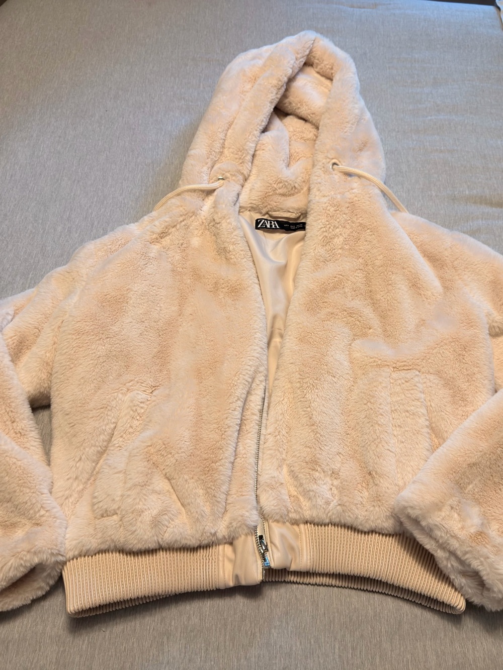 Zara woman Cream Faux Fur Hooded Puffer Jacket